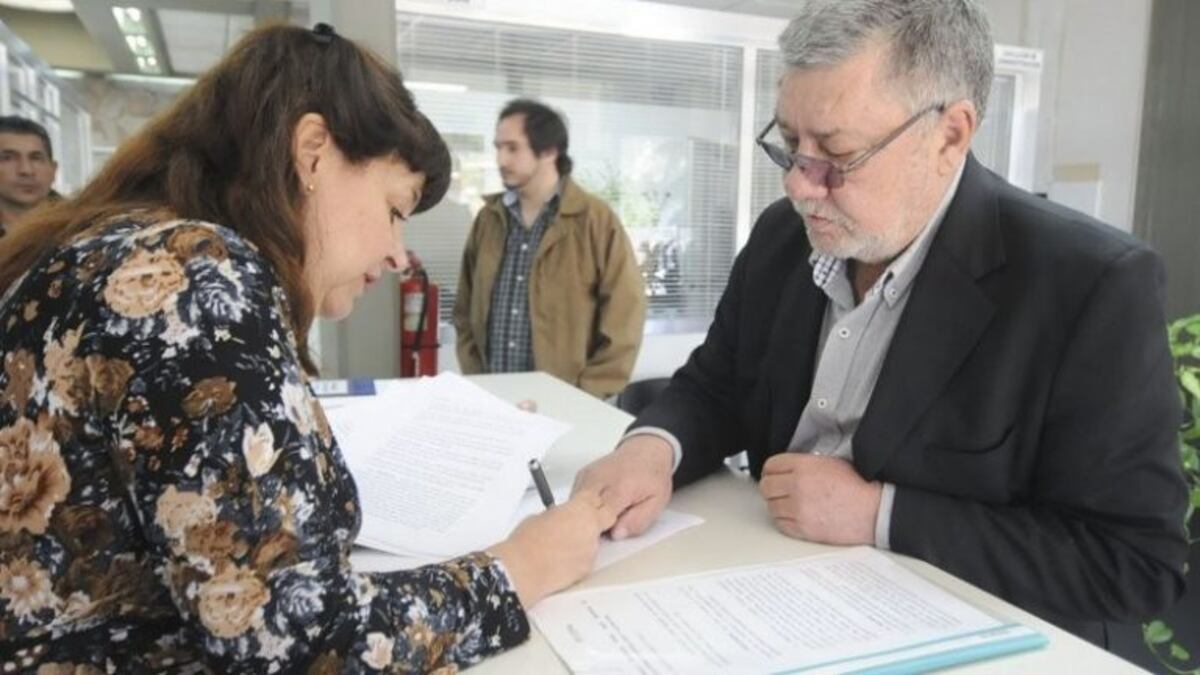 Blas Meza Evans presentando el escrito\u002E