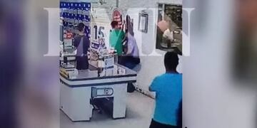 Delincuente golpea a policía (Captura de video: La Mañana Neuquén)