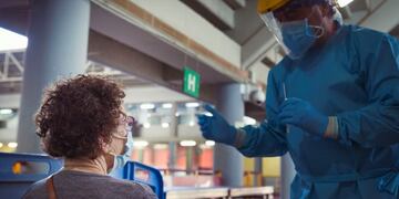 Desde el Ministerio de Salud provincial insisten en que la curva de contagios se aplanó levemente\u002E