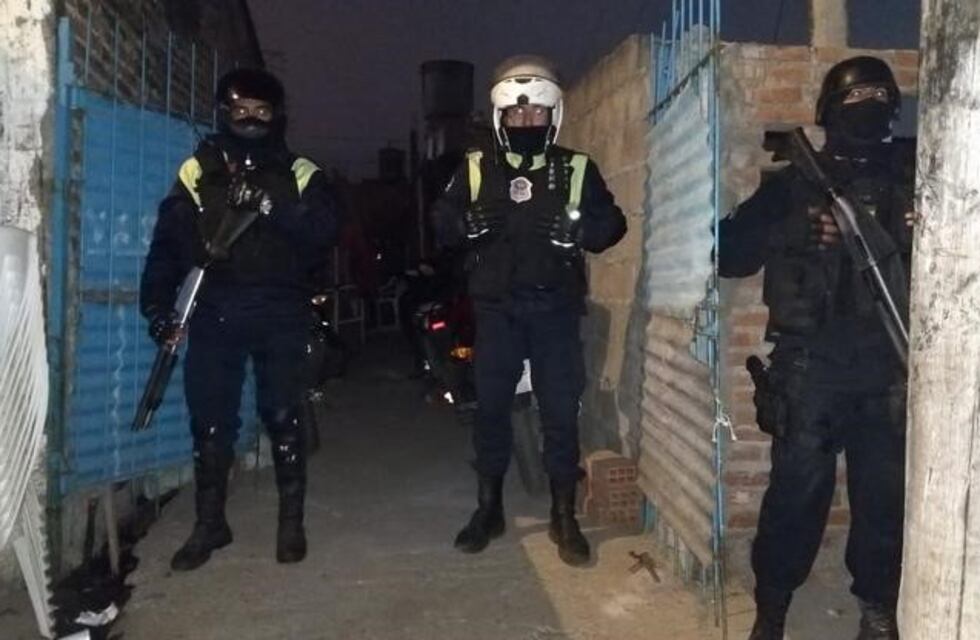 Efectivos policiales de Simoca secuestraron numerosas armas y celulares tras una serie de allanamientos