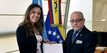 Elisa Trotta y Jorge Faurie formalizando el reconocimiento del \