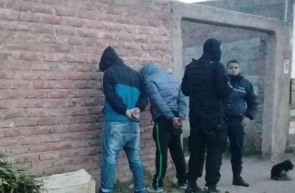 Detuvieron a dos hombres que disparaban tiros al aire a plena luz del día
