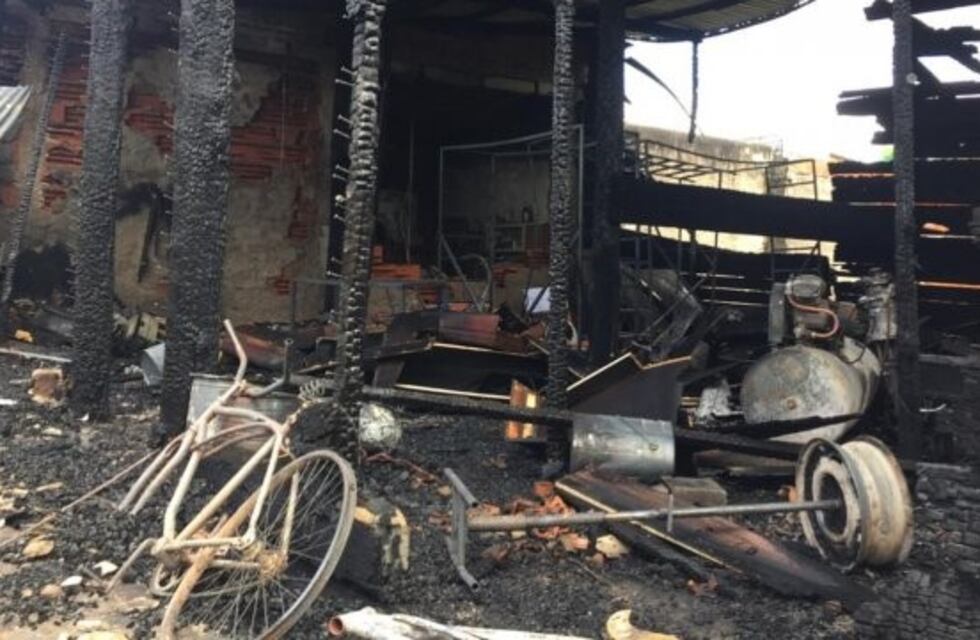 Se incendió un galpón en Pérez y las pérdidas fueron totales