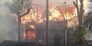 Se incendió completamente una vivienda en Colonia Victoria