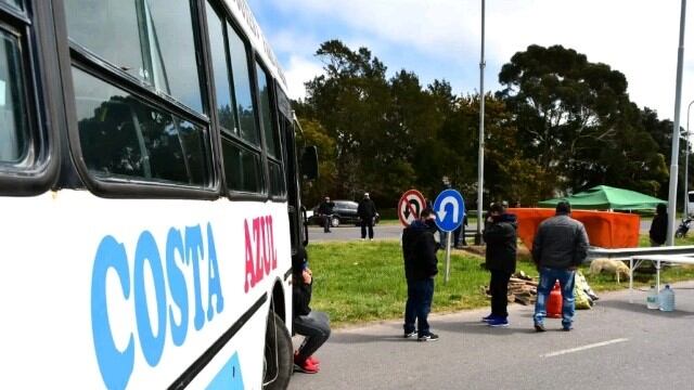 Después de nueve días, choferes de media distancia levantaron el corte en la Autovía 2 (Foto: La Capital)