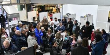 Jubilados ocuparon Seros y no se irán hasta que les depositen sus salarios\u002E