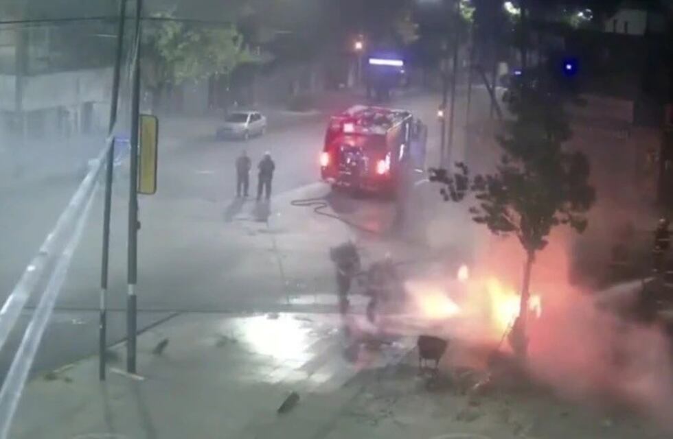 Tremenda persecución: escapaban de la policía, se estrellaron y el auto explotó