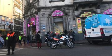 Un taxista se descompensó y chocó frente a la Plaza Sarmiento\u002E (@emergenciasar)