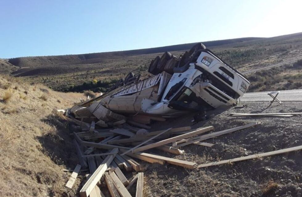 Camionero de Eldorado volcó antes de llegar a Bariloche