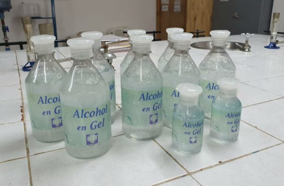 Alumnos de escuelas técnicas de Córdoba ya procesaron 40 mil litros de alcohol para gel sanitizante