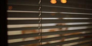 Un vecino los espiaba por la ventana (web)