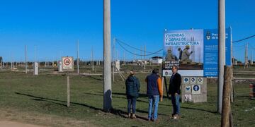 Obras de 525 viviendas en Gualeguaychú\nDr\u002E Esteban Piaggio y funcionarios\nCrédito: Prensa MDG