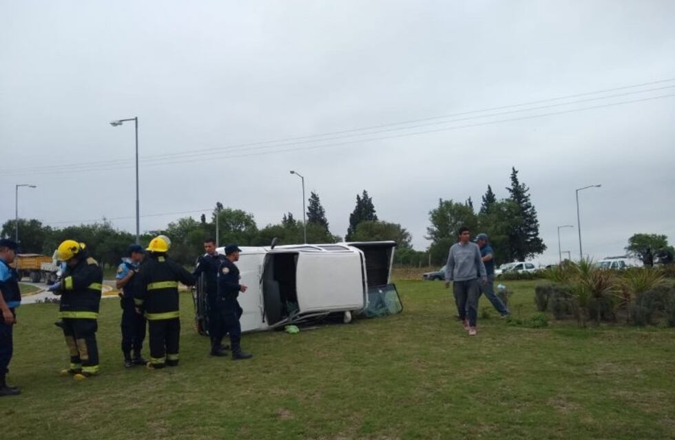 De milagro: chocó, el vehículo voló varios metros, y resultó ileso