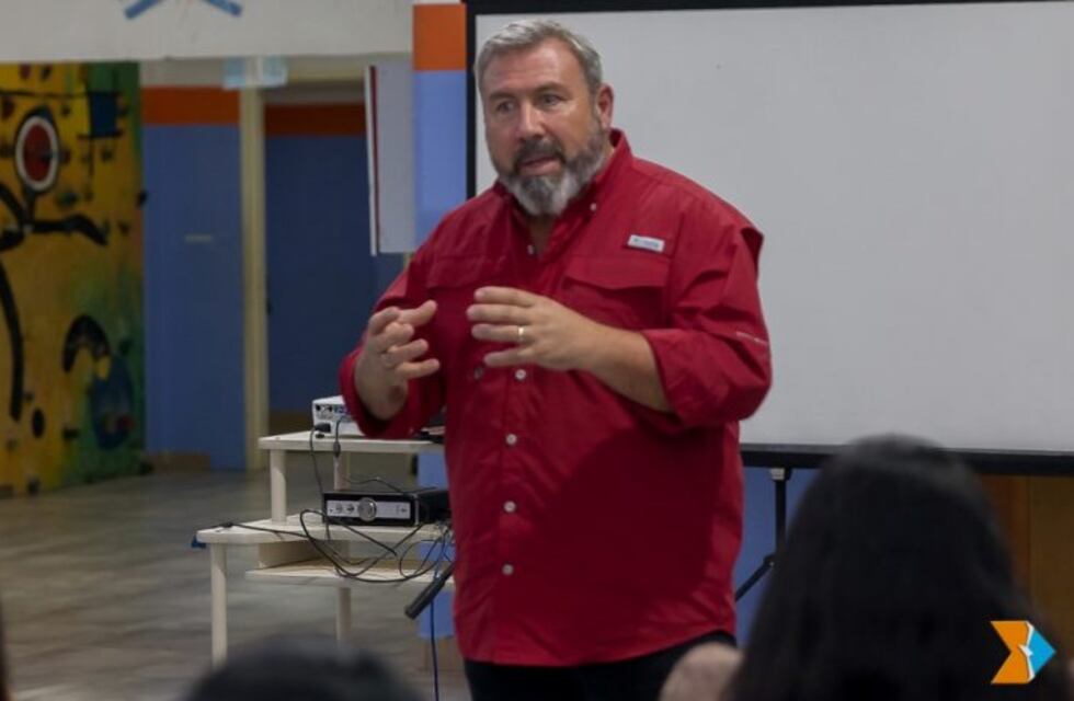 Brindan disertación sobre acoso virtual cibernético