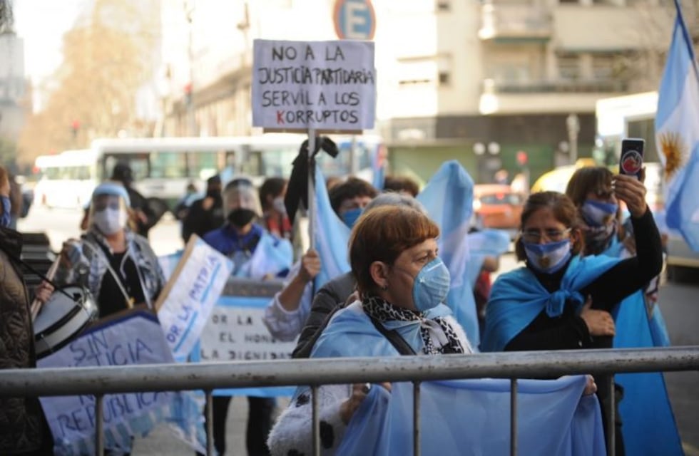 Tras el acampe, continúa la protesta frente al Congreso en rechazo a la reforma judicial