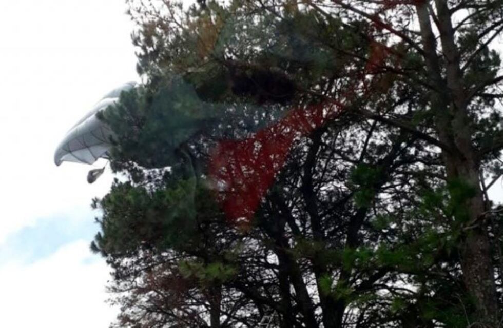 Una ráfaga de viento dejó "colgado" a un paracaidista del Ejército en Calamuchita