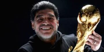 Diego Maradona se reencontru00f3 con la Copa del Mundo.