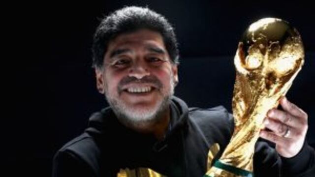 Diego Maradona se reencontru00f3 con la Copa del Mundo.