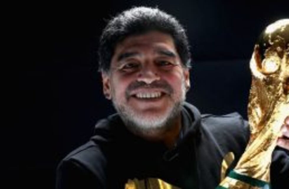 Maradona se reencontró con la Copa del Mundo y le tiró la presión a Messi y compañía