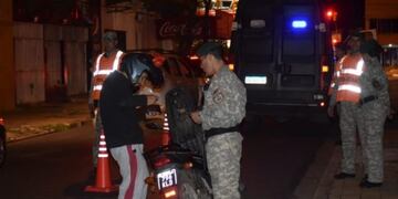 Se realizaron varios controles policiales en el centro correntino\u002E (Foto: Corrientes Hoy)