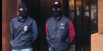 Allanamientos de la Policu00eda de Investigaciones (PDI) en Rosario para desarticular una organizaciu00f3n dedicada a cometer estafas inmobiliarias.