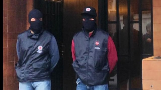 Allanamientos de la Policu00eda de Investigaciones (PDI) en Rosario para desarticular una organizaciu00f3n dedicada a cometer estafas inmobiliarias.