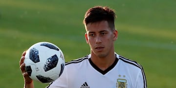 AE116\u002E BRONNITSY (RUSIA), 18/06/2018\u002E- El jugador de Argentina Maximiliano Meza participa en un entrenamiento hoy, lunes 18 de junio de 2018, en Bronnitsy (Rusia)\u002E  EFE/Alberto Estévez\r\n Bronnitsy rusia  entrenamiento practica de la seleccion argentina futbol futbolistas jugadores entrenando