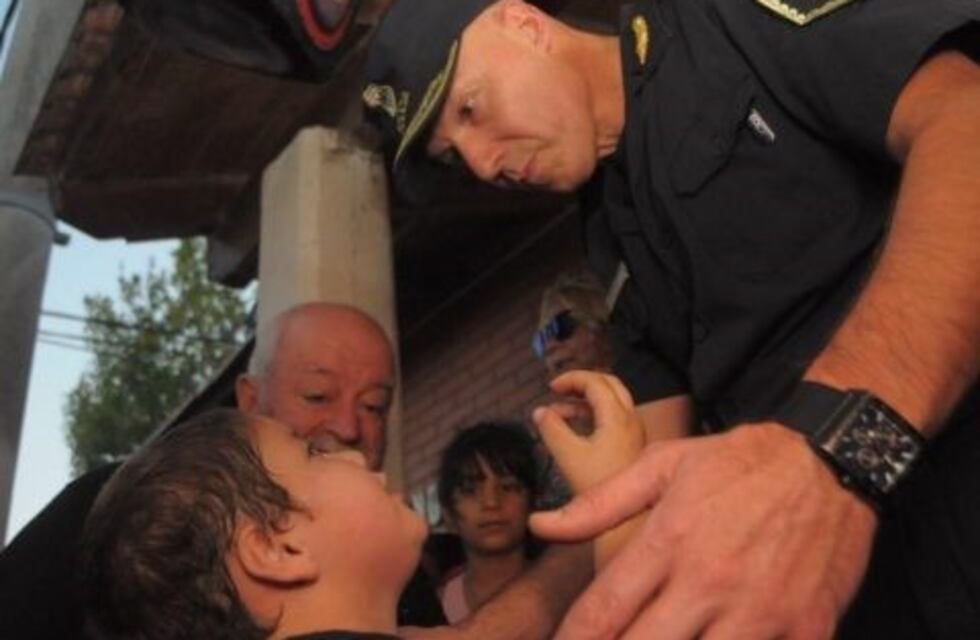 El conmovedor reclamo de un nene a un comisario en Bahía Blanca: "Se está muriendo gente"
