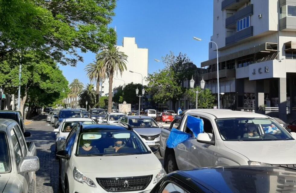 Masiva marcha en contra del gobierno nacional