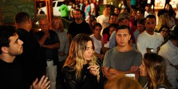 Jimena Barón estuvo presente en la marcha con velas hasta el boliche de Villa Gesell donde fuera asesinado a golpes Fernando Báez Sosa\u002E (Clarín)
