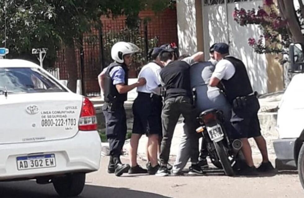 A un motociclista piquense le pidieron el carnet y los amenazó con un cuchillo