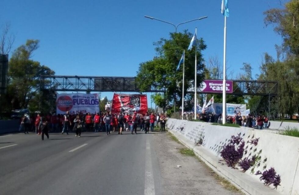 Demoras en el tráfico por corte de cooperativistas en la Autopista Buenos Aires-La Plata