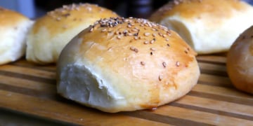 Cómo hacer pan de leche súper esponjoso y sin amasar: receta fácil y con 7 ingredientes que seguro tenés en tu casa