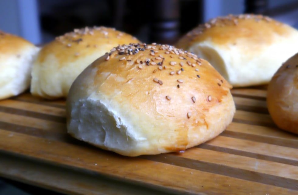 Cómo hacer pan de leche súper esponjoso y sin amasar: receta fácil y con 7 ingredientes que seguro tenés en tu casa