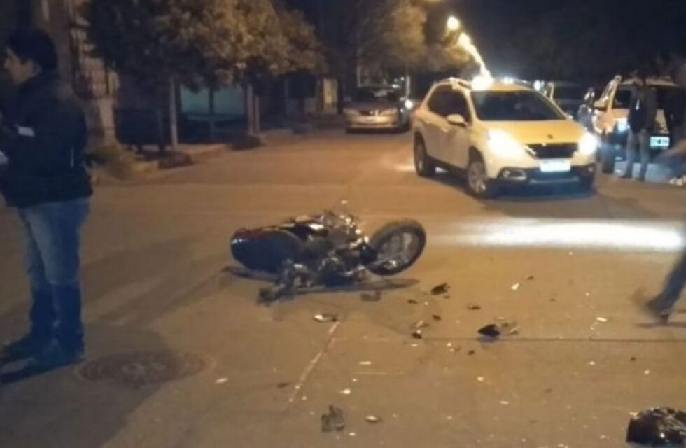 Sampacho: un auto chocó con dos motos en el centro de la ciudad