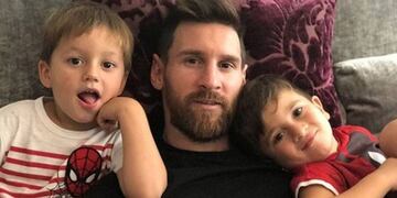 Lionel Messi y uno de sus hijos\u002E (Archivo)