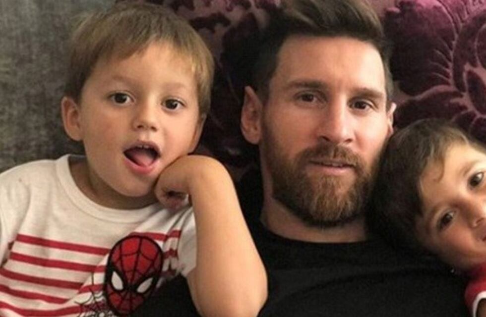 La tierna foto de Lionel Messi y uno de sus hijos en la cama