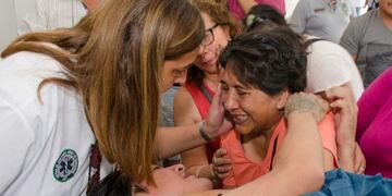 María Calisaya, madre de Manuel Vilca, en el primer contacto a poco de descendido del avión sanitario\u002E El músico de inmediato fue trasladado al hospital \