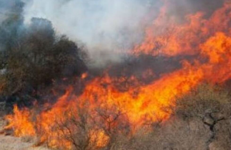 La lluvia ayudó a controlar el incendio en Falda del Carmen