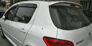 Balazos de delincuentes contra autos estacionados en Colombia al 700