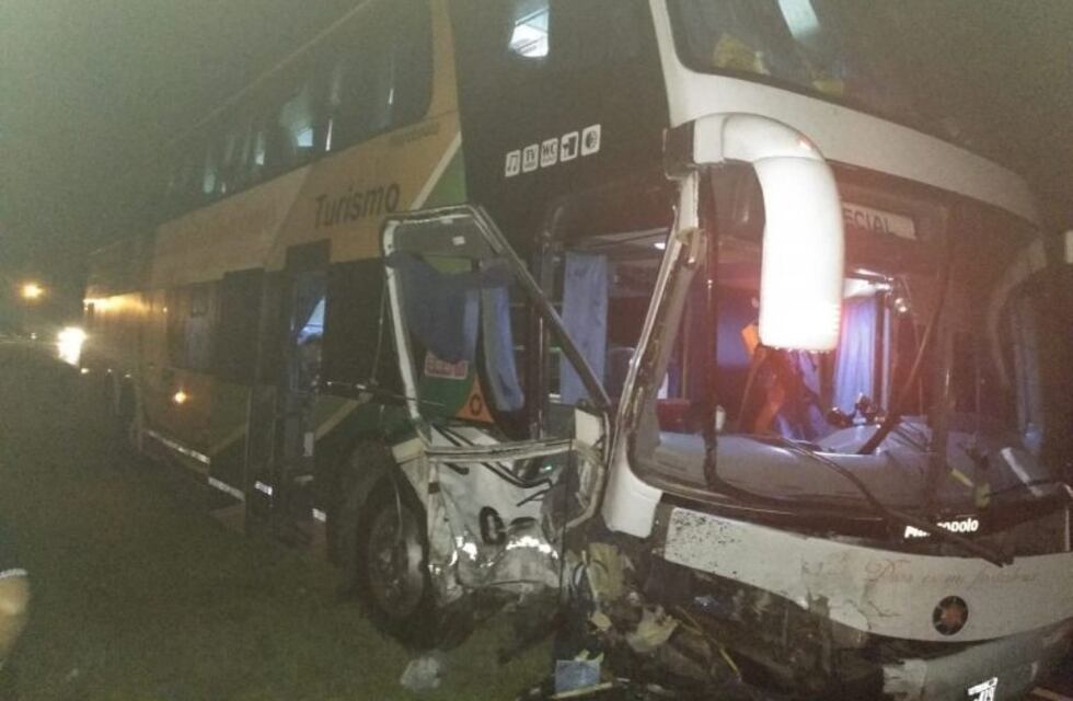 Joven murió tras impactar con su auto un micro de larga distancia