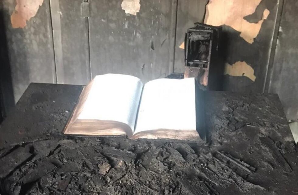 Quedó intacta una Biblia en el incendio de una iglesia en White