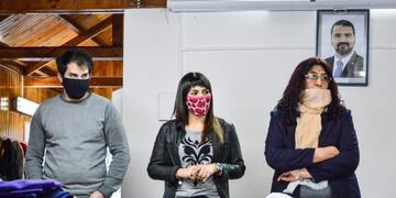 Sabrina Marcucci en el taller de producción montado en el centro comunitario del barrio Felipe Varela