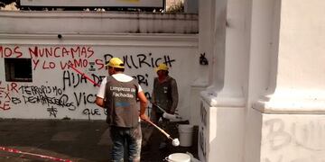 DYN14, BUENOS AIRES 02/09/2017, PERSONAL DEL GOBIERNO DE LA CIUDAD, LIMPIA LA FACHADA DEL CABILDO LUEGO DE LAS PINTADAS DURANTE LA MARCHA DE SANTIAGO MALDONADO\u002E\nFOTO:DYN/PABLO AHARONIAN\u002E