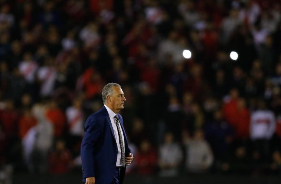 Gustavo Alfaro: "Los jugadores de River se tiran permanentemente"