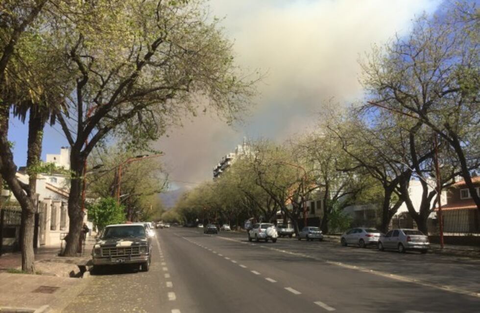 El humo del incendio del Cerro Arco llegó a la Ciudad de Mendoza