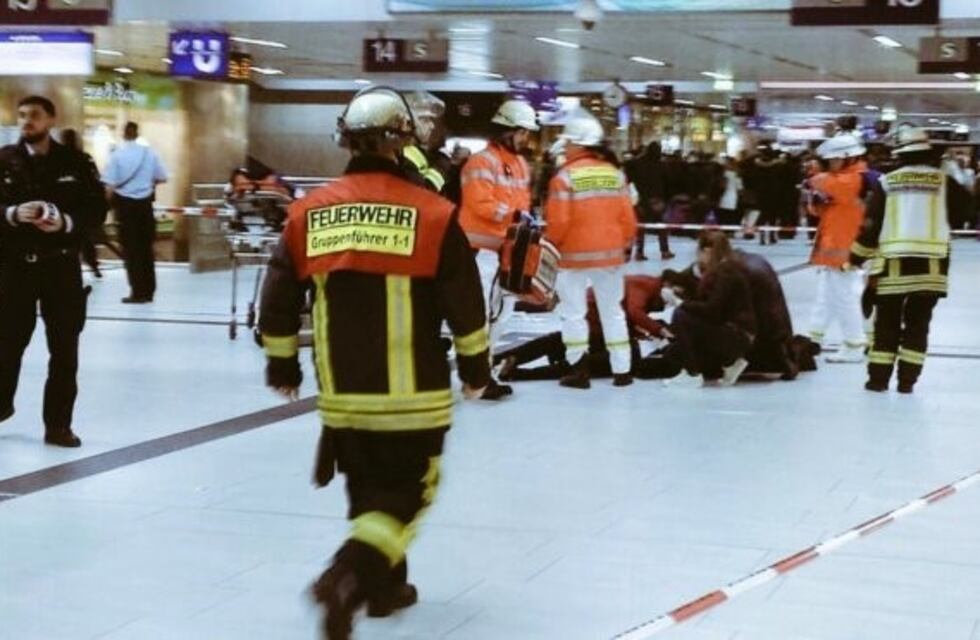 Agresores armados con hachas atacaron a varias personas en una estación de tren de Alemania