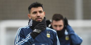 Agüero comenzará mañana con la rehabilitación tras la operación de su rodilla izquierda\u002E Foto: AFP\u002E