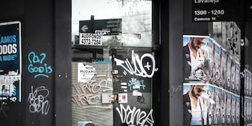 Un hombre duerme frente a un local cerrado a causa de la crisis económica\u002E (EFE)