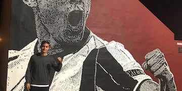 Paulo junto a su mural